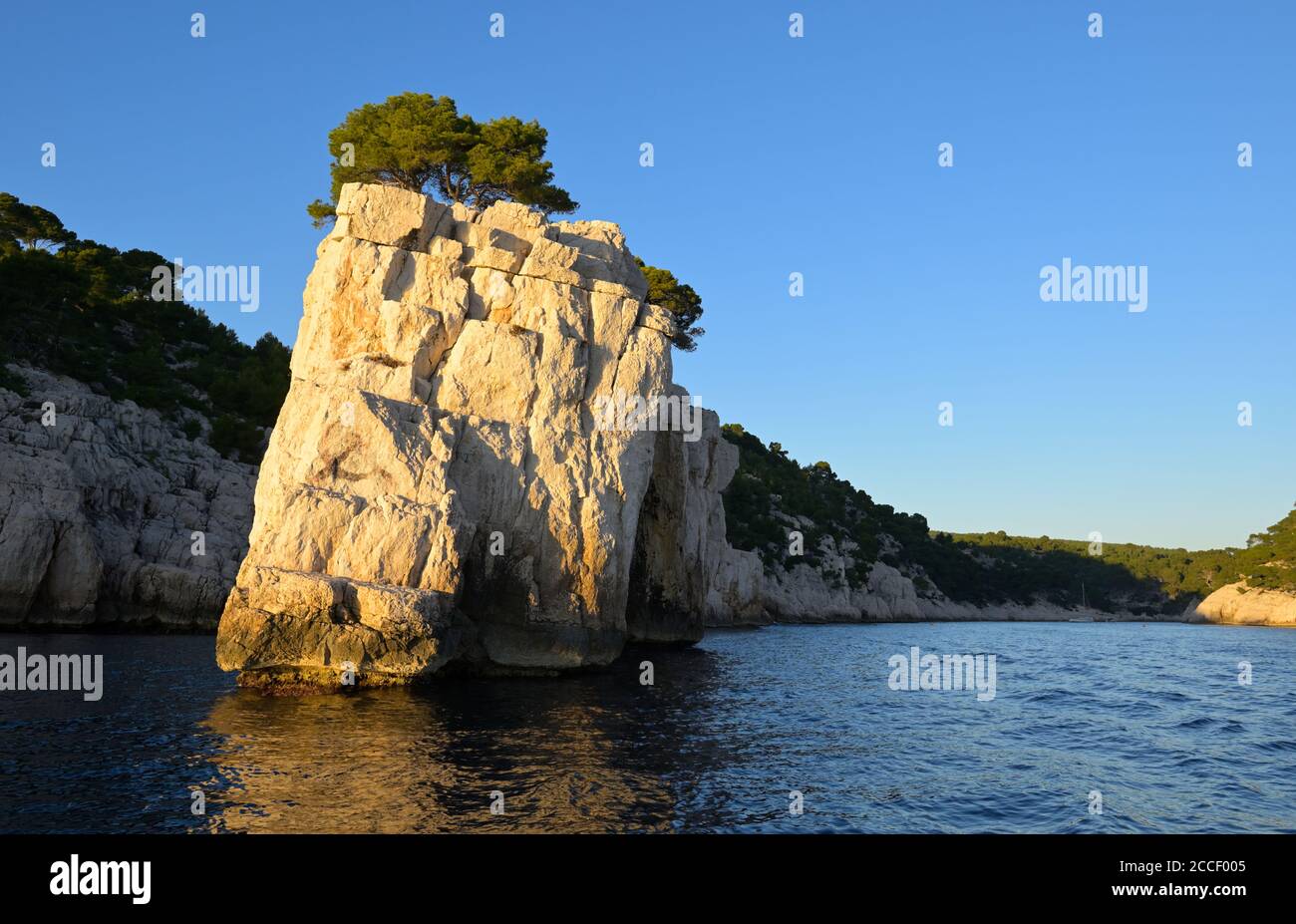 Eine Bootstour entlang des spektakulären Calanques National Park bei Sonnenuntergang, Cassis FR Stockfoto