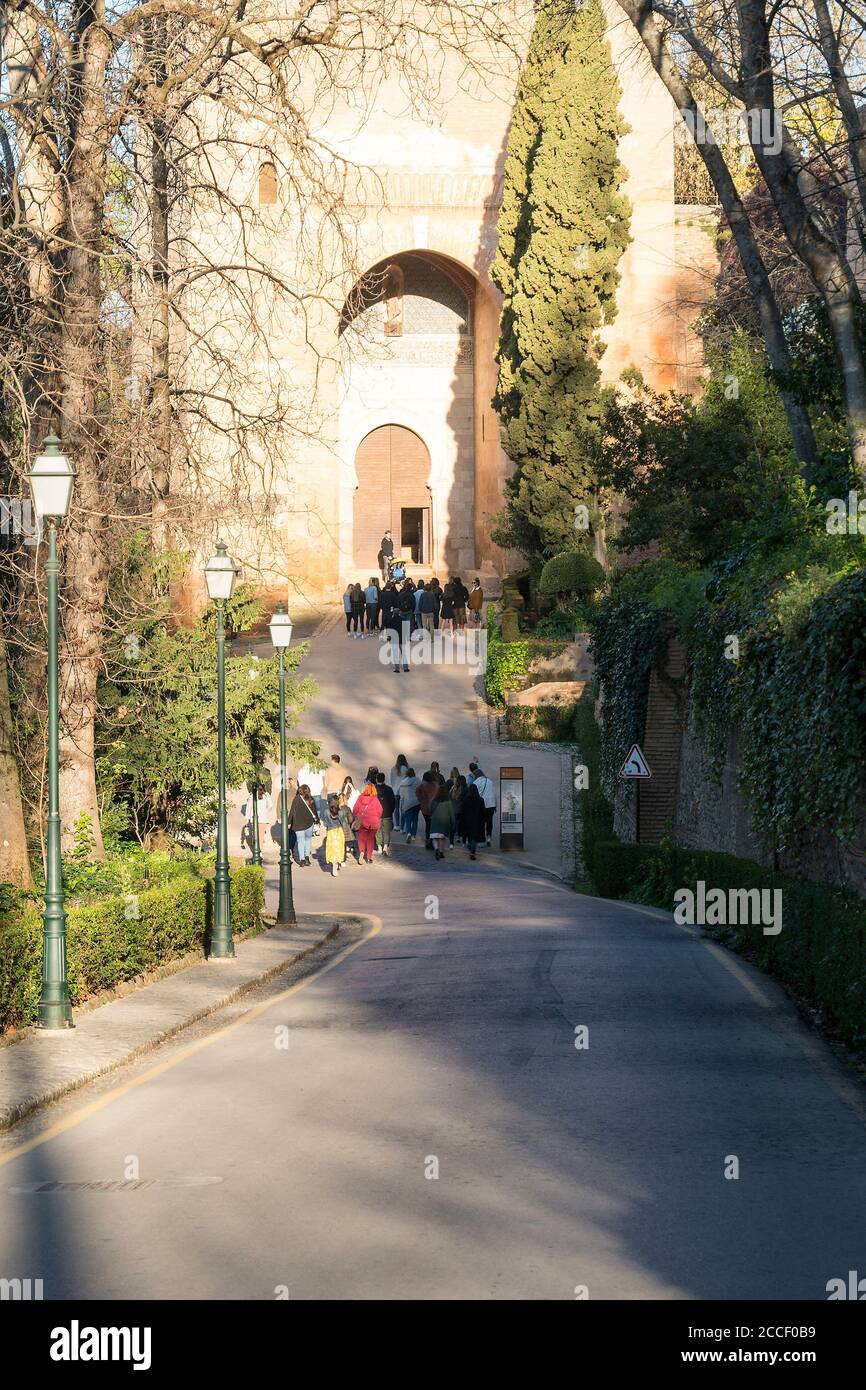 Granada (Spanien), Alhambra, Puerta de la Justicia, Besuchergruppen, Besuchermagnet Stockfoto