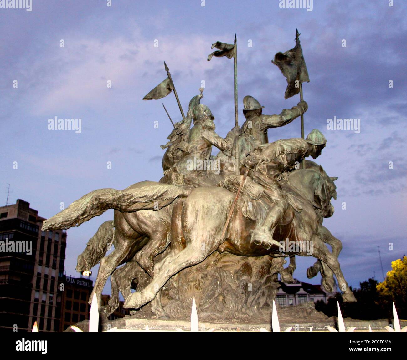 Statue von drei Kavalleriesoldaten auf laufenden Pferden mit Spruchbändern Vor der Militärakademie der Kavallerie in Valladolid Kastilien Und Leon Spanien Stockfoto