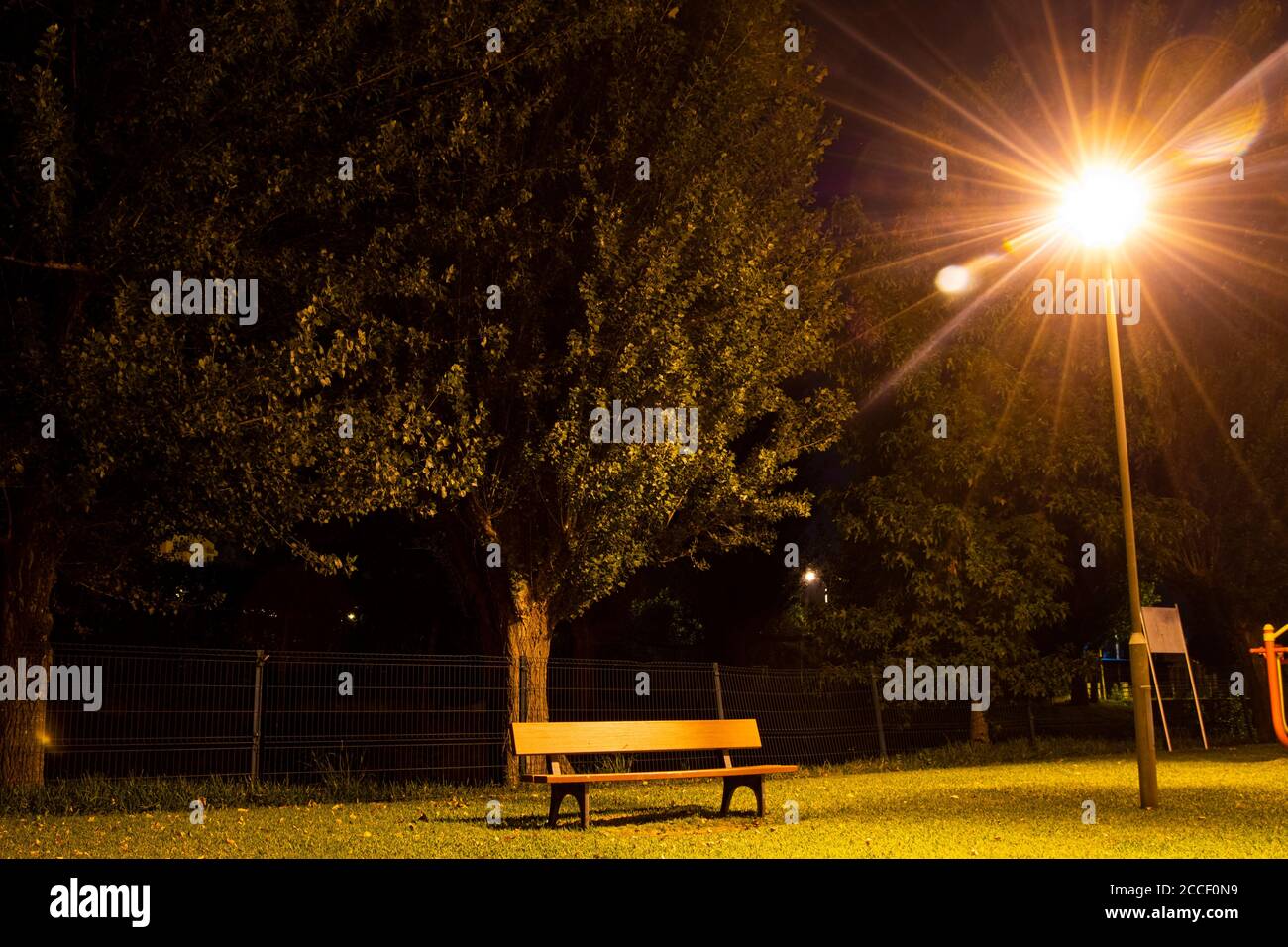 Leerer Kids Park mit Licht an in der Nacht Stockfoto