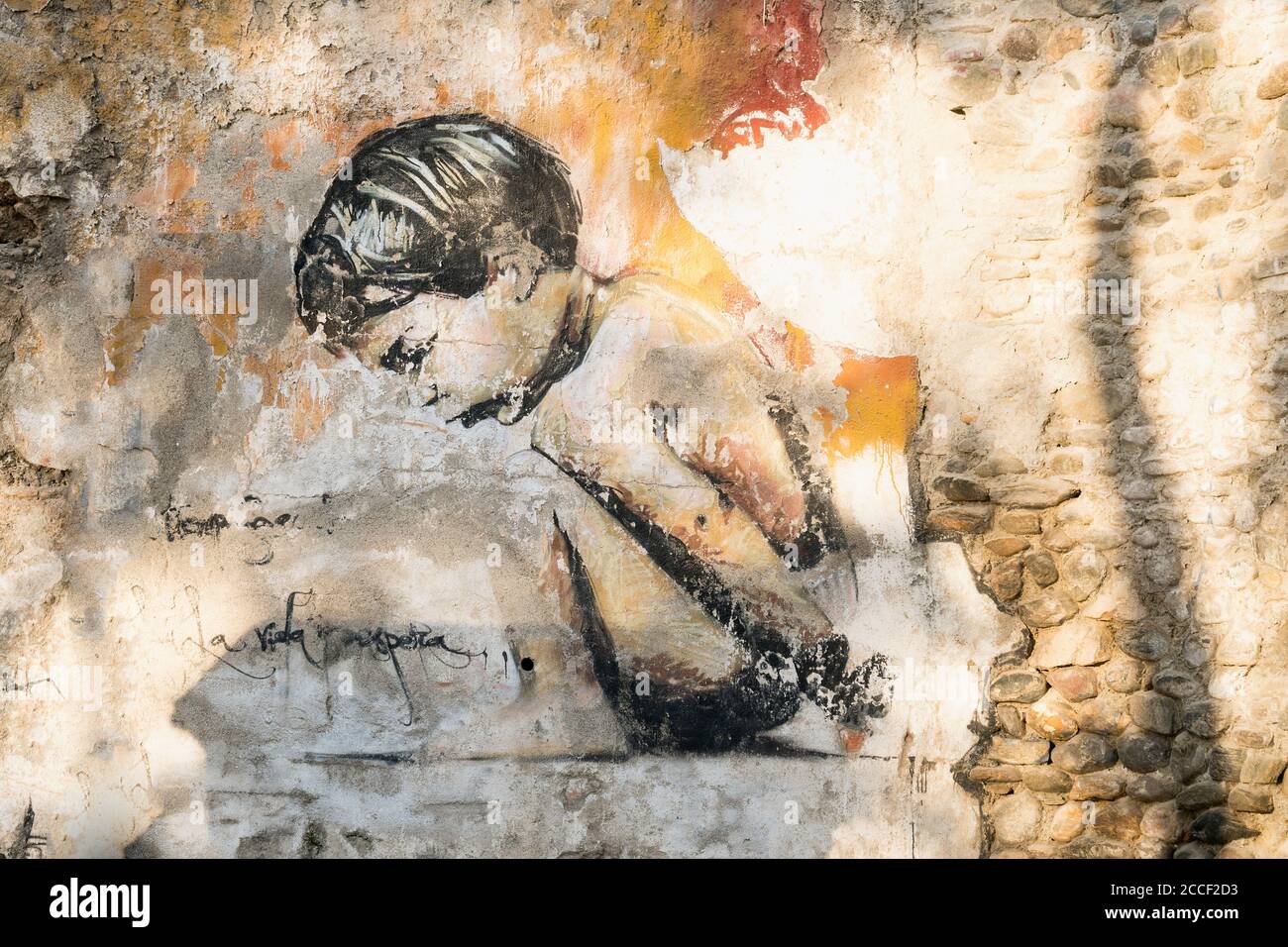 Spanien, Granada, Realejo, Street Art von Künstler Raul Ruiz, hockende Kind Stockfoto