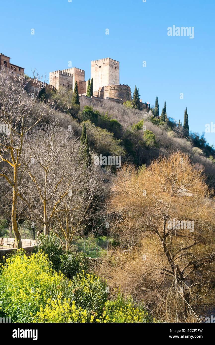 Spanien, Granada, Albaicin, Puente del Rey Chico, Alhambra Blick, Frühling Stockfoto