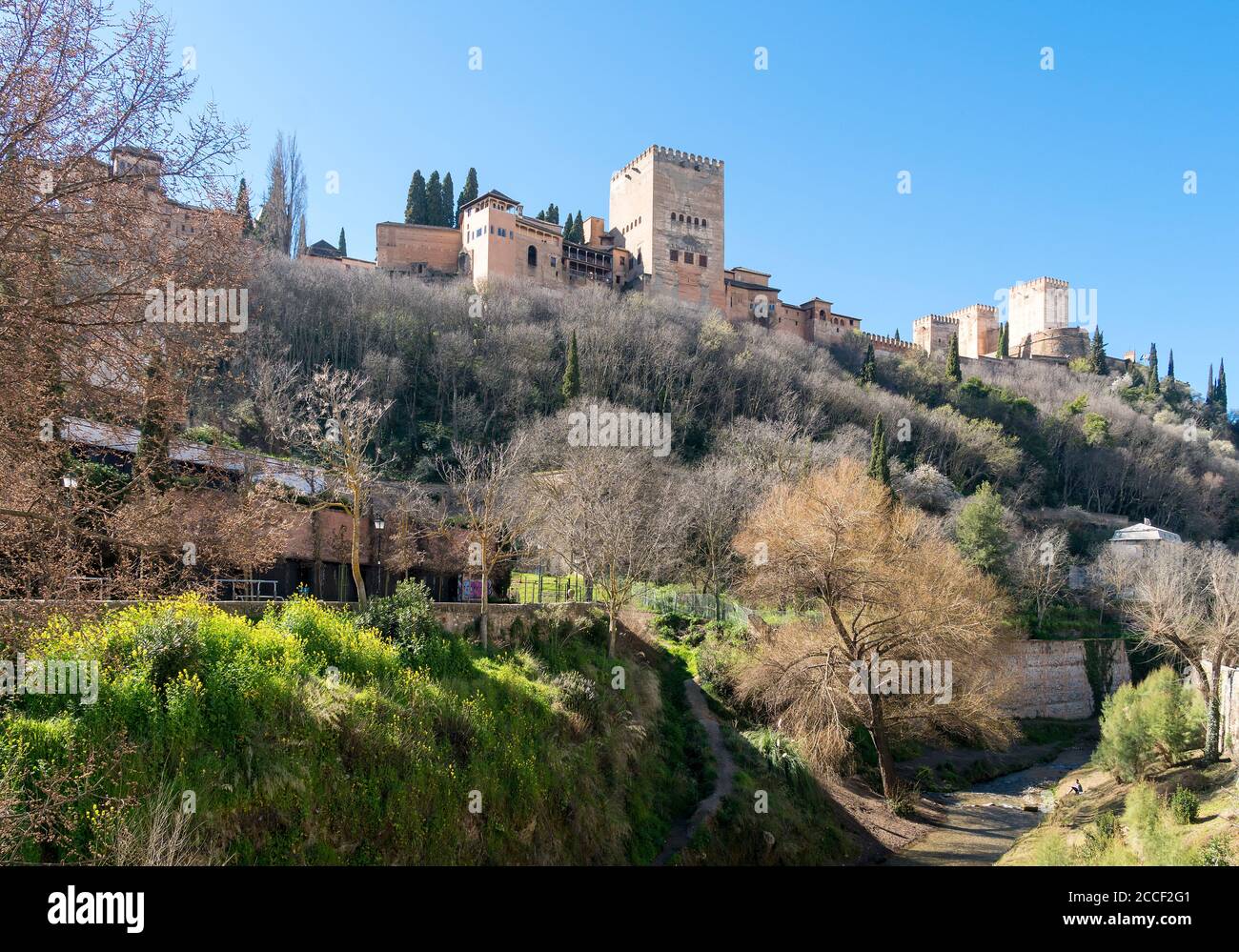 Spanien, Granada, Albaicin, Puente del Rey Chico, Darro Fluss, Alhambra Blick, Frühling Stockfoto
