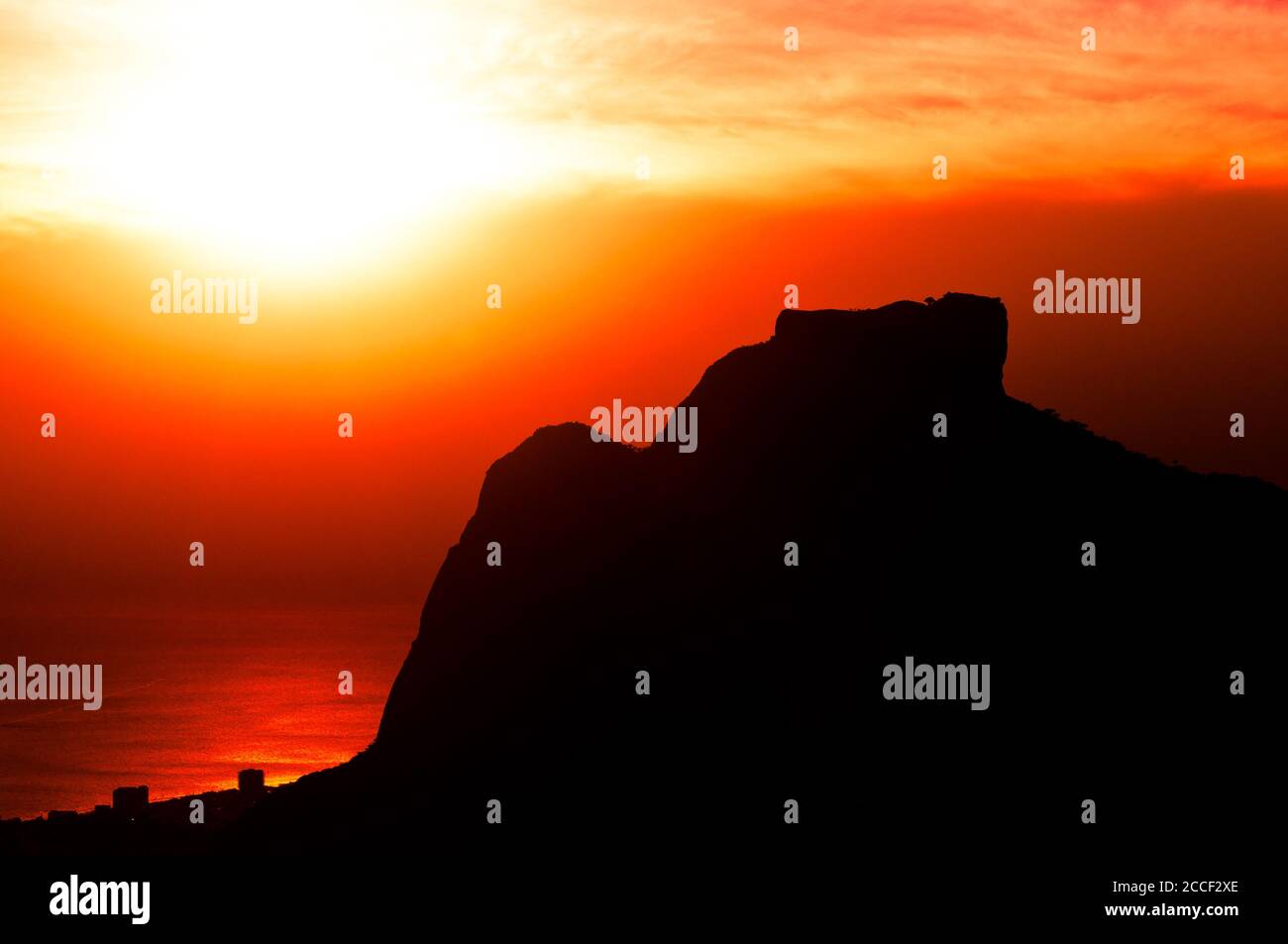 Silhouette von Pedra da Gavea Rock zwischen Sao Conrado und Barra da Tijuca Strände in Rio de Janeiro bei Sonnenuntergang Stockfoto