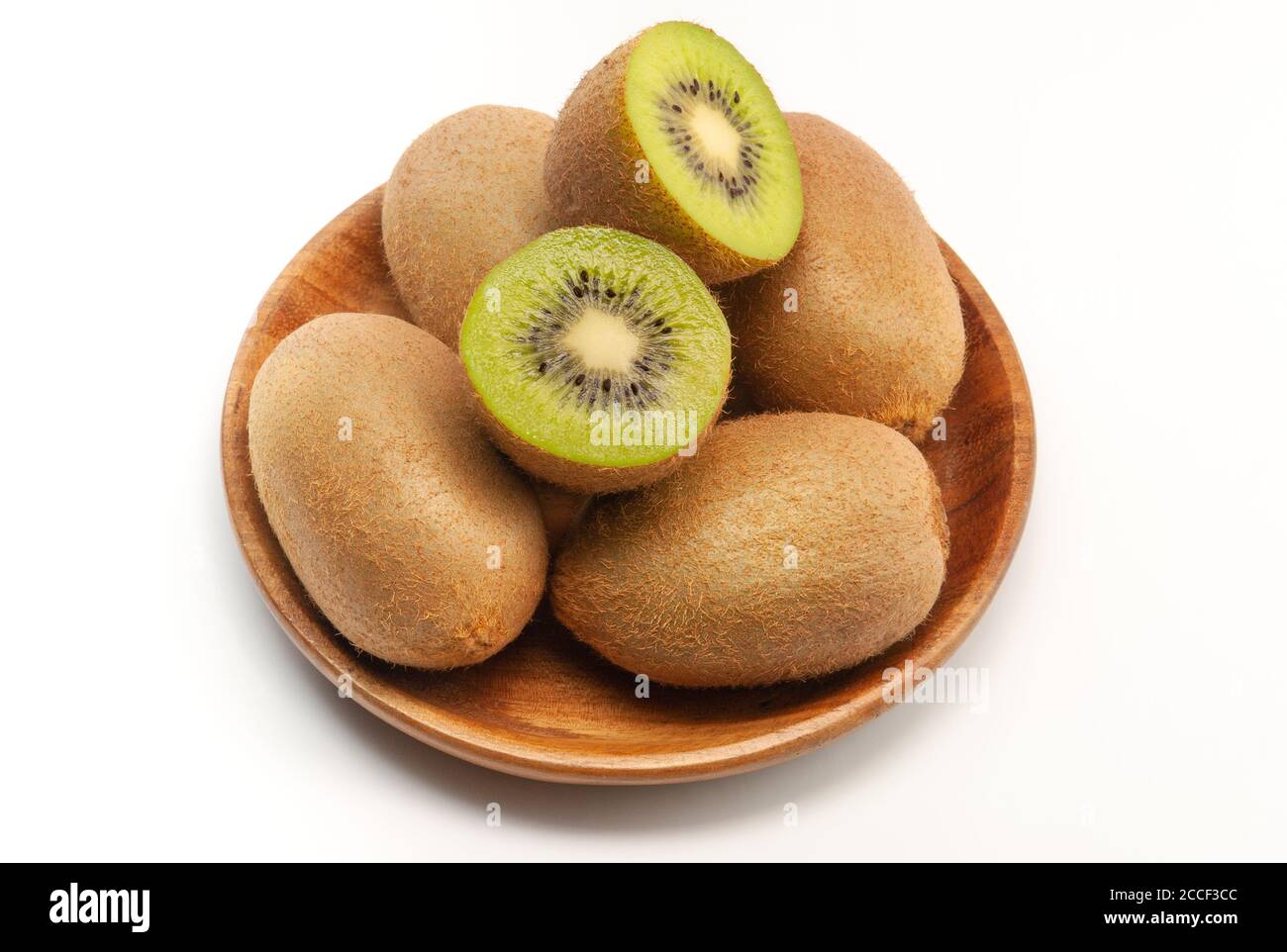 In Scheiben geschnittene Kiwis auf weißem Hintergrund Stockfoto