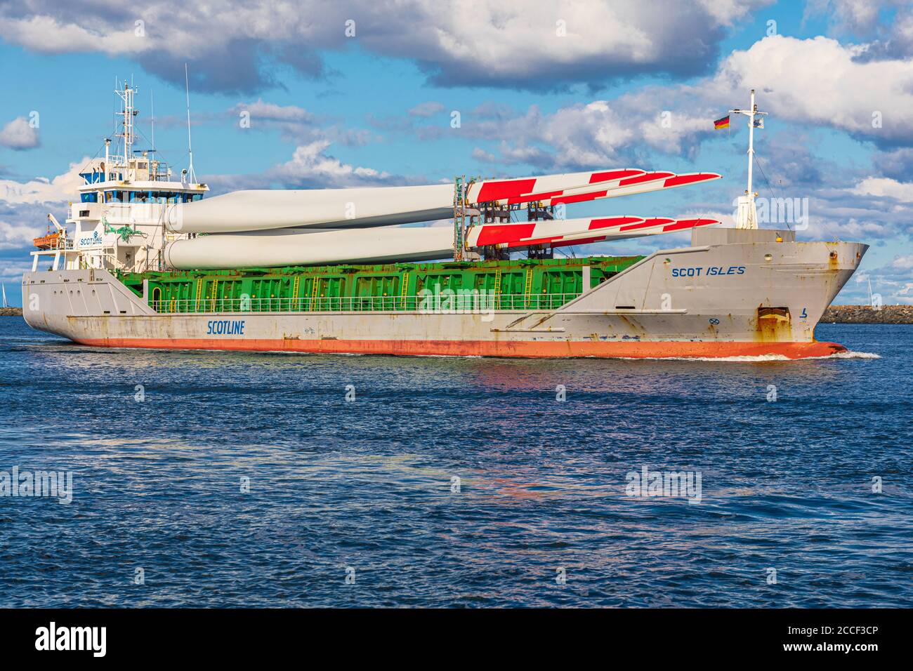 Ein Stückgutfrachter aus Scotline an der Ostsse, Warnemünde mit Rotorblättern beladen Stockfoto