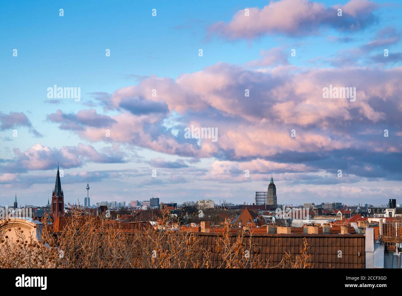Berlin, Fernsicht nach Osten, Fernsehturm, Abendwolken Stockfoto