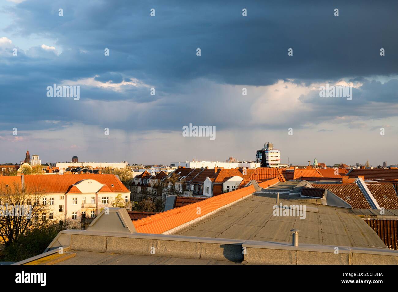 Sturm über Berlin, Wolken, Regen, Blick über die Dächer von Steglitz Stockfoto