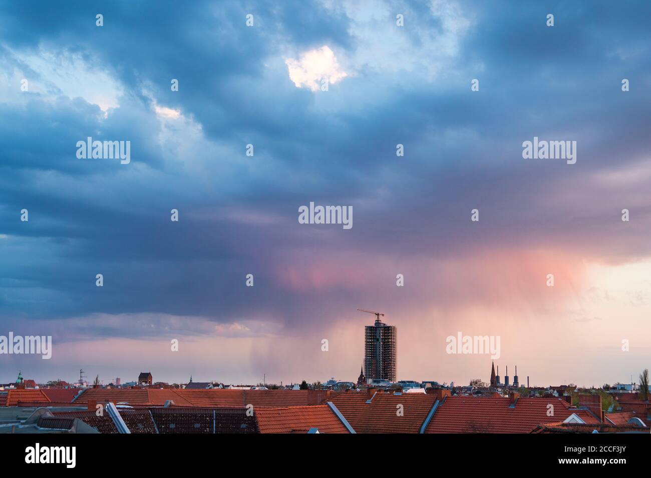 Unwetter über Berlin, Wolken, Regen, Baustelle Steglitzer Kreisel Stockfoto