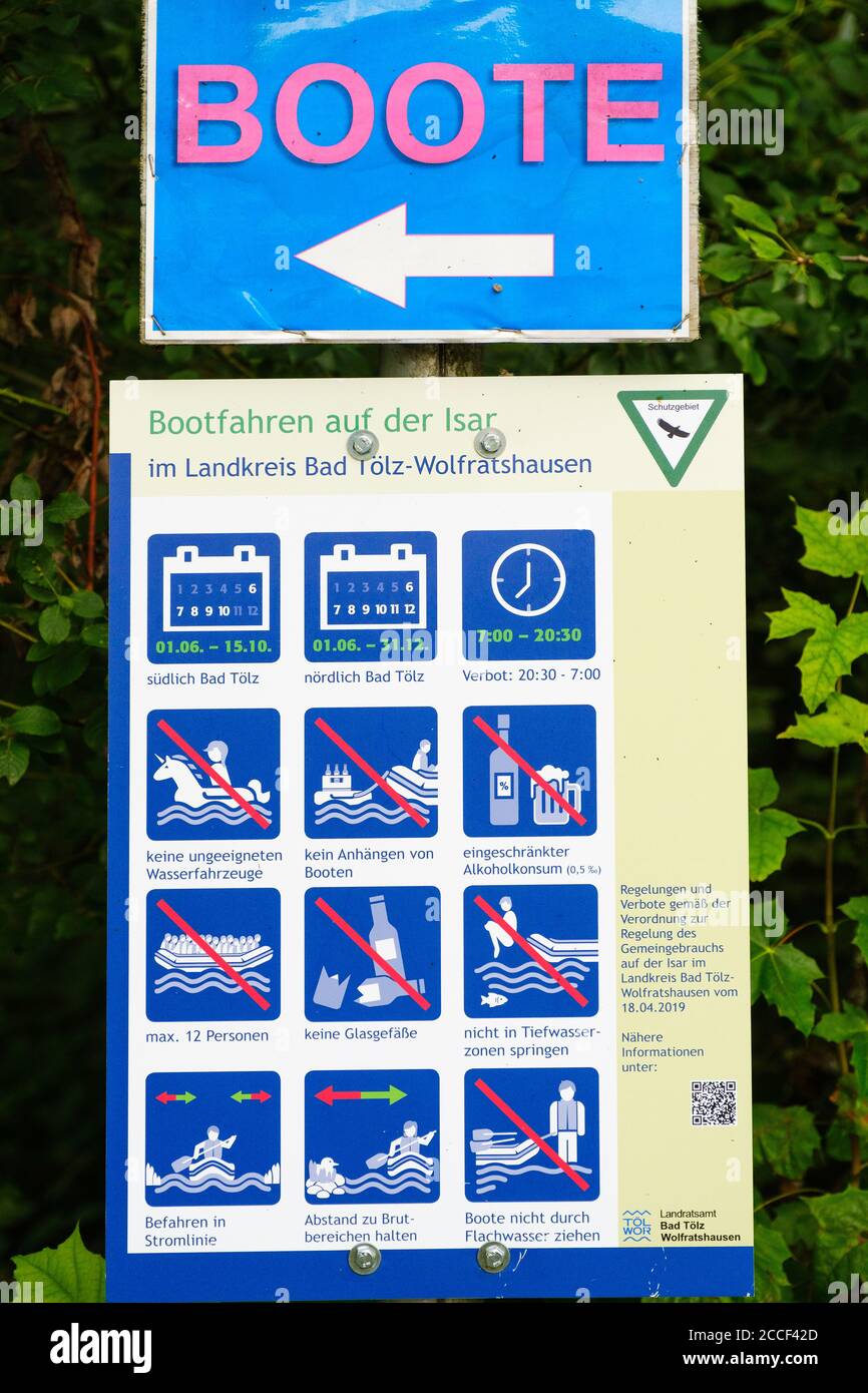 Wegweiser und Tafel mit Regeln für Bootsfahrer, Puppling bei Wolfratshausen, Oberbayern, Bayern, Deutschland Stockfoto