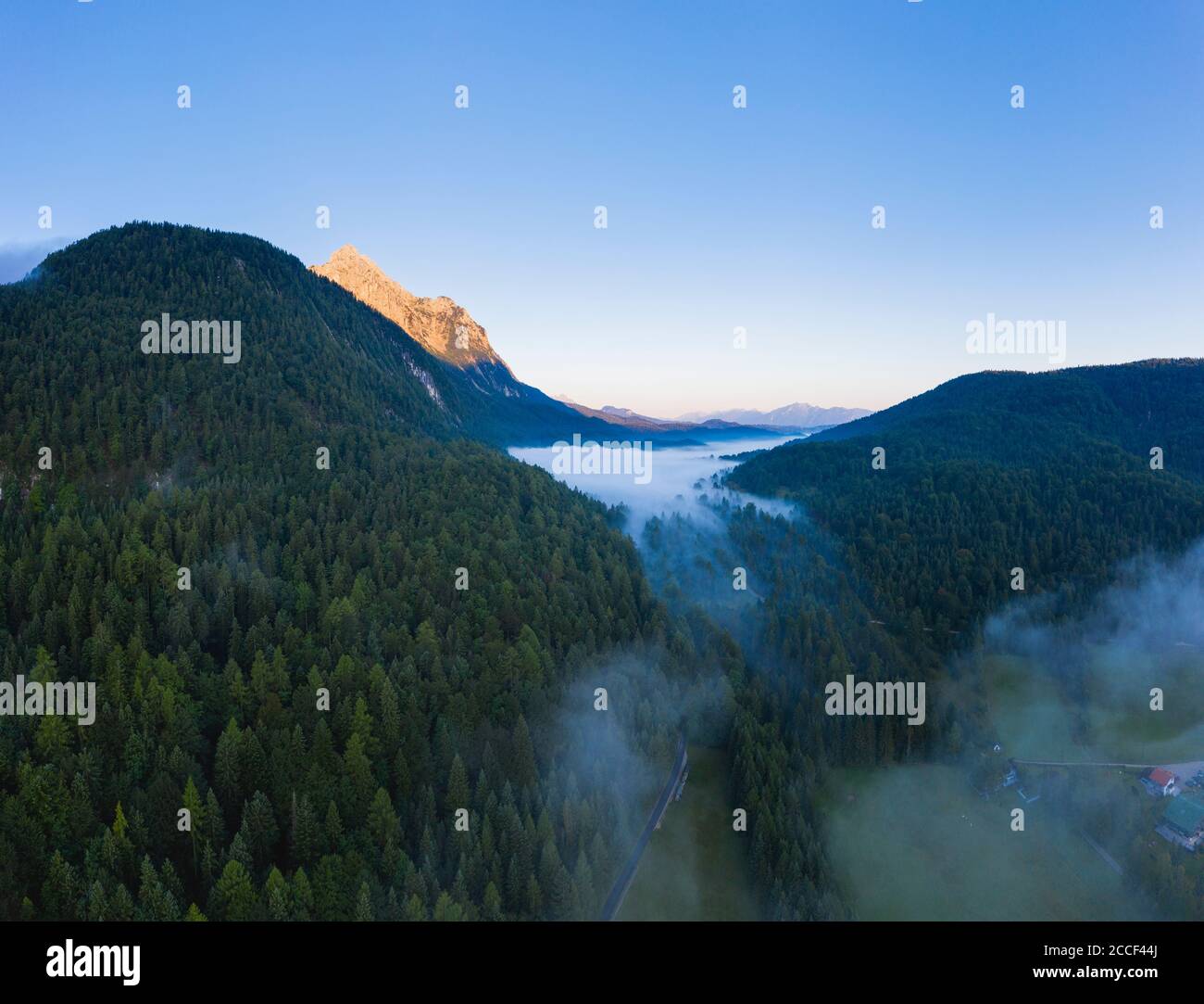 Wettersteinspitze und Nebel über Ferchensee bei Sonnenaufgang, bei Mittenwald, Luftbild, Werdenfelser Land, Wettersteingebirge, Oberbayern, Bayern, G Stockfoto