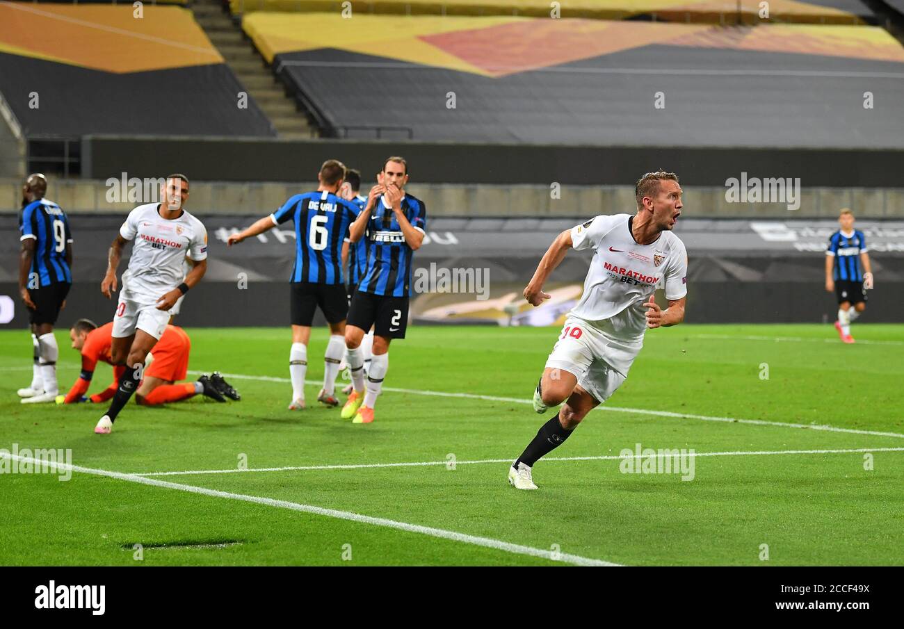 (200822) -- KÖLN, 22. August 2020 (Xinhua) -- Luuk de Jong (vorne) von Sevilla FC feiert nach dem Tor während der UEFA Europa League Finale zwischen FC Inter und Sevilla FC in Köln, Deutschland, 21. August 2020. NUR FÜR REDAKTIONELLE ZWECKE. NICHT ZUM VERKAUF FÜR MARKETING- ODER WERBEKAMPAGNEN. Stuart Franklin/UEFA/Handout über Xinhua) Stockfoto