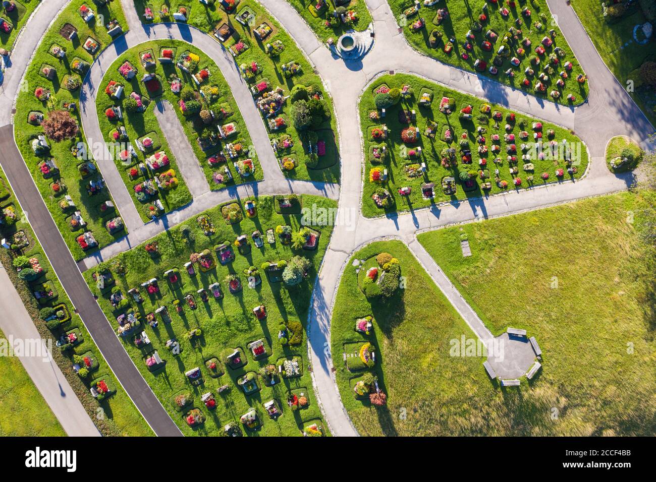 Berg Friedhof in Bad Wiessee, Tegernsee Tal, Luftaufnahme, Oberbayern, Bayern, Deutschland Stockfoto