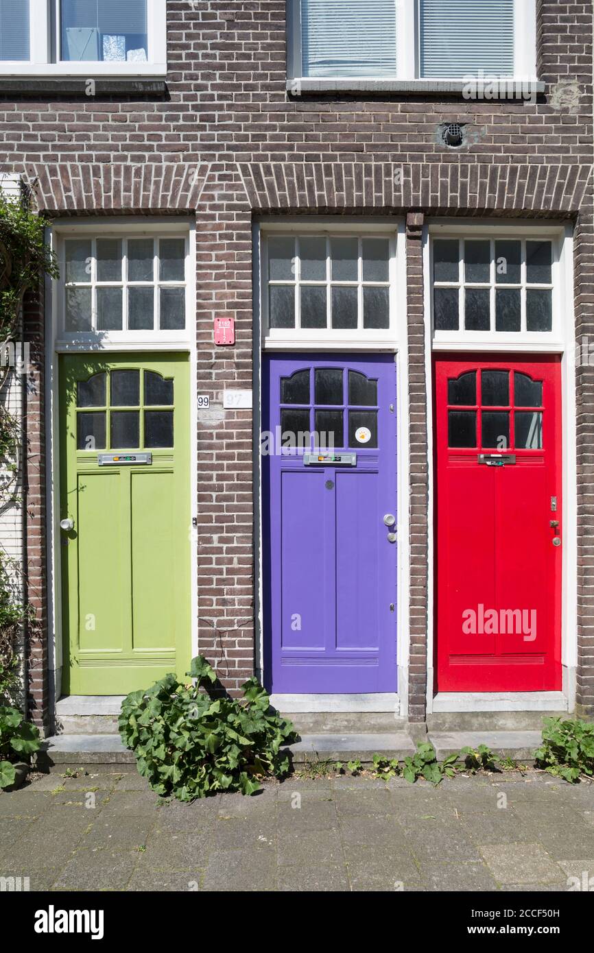 Drei verschiedene farbige Haustüren in Groningen, Niederlande Stockfoto