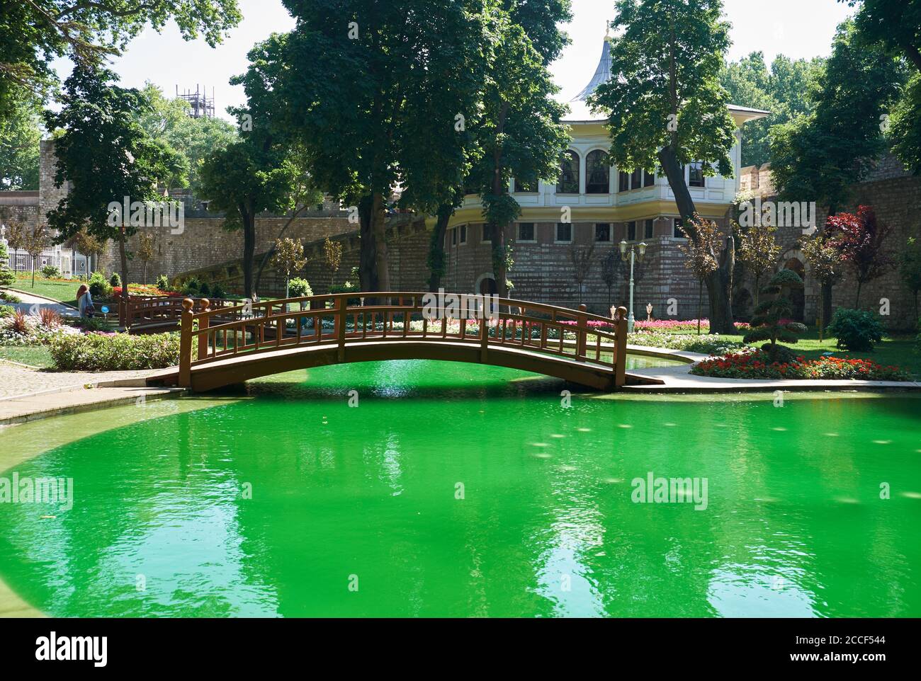Gulhane Park (Rosehouse Park), ein historischer Stadtpark im Stadtteil Eminonu von Istanbul, mit Brunnen mit erstaunlichen grünen Wasser, Istanbul. Stockfoto