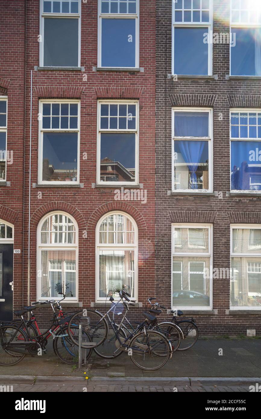 Haus mit Fahrrädern vor in Groningen, Niederlande Stockfoto