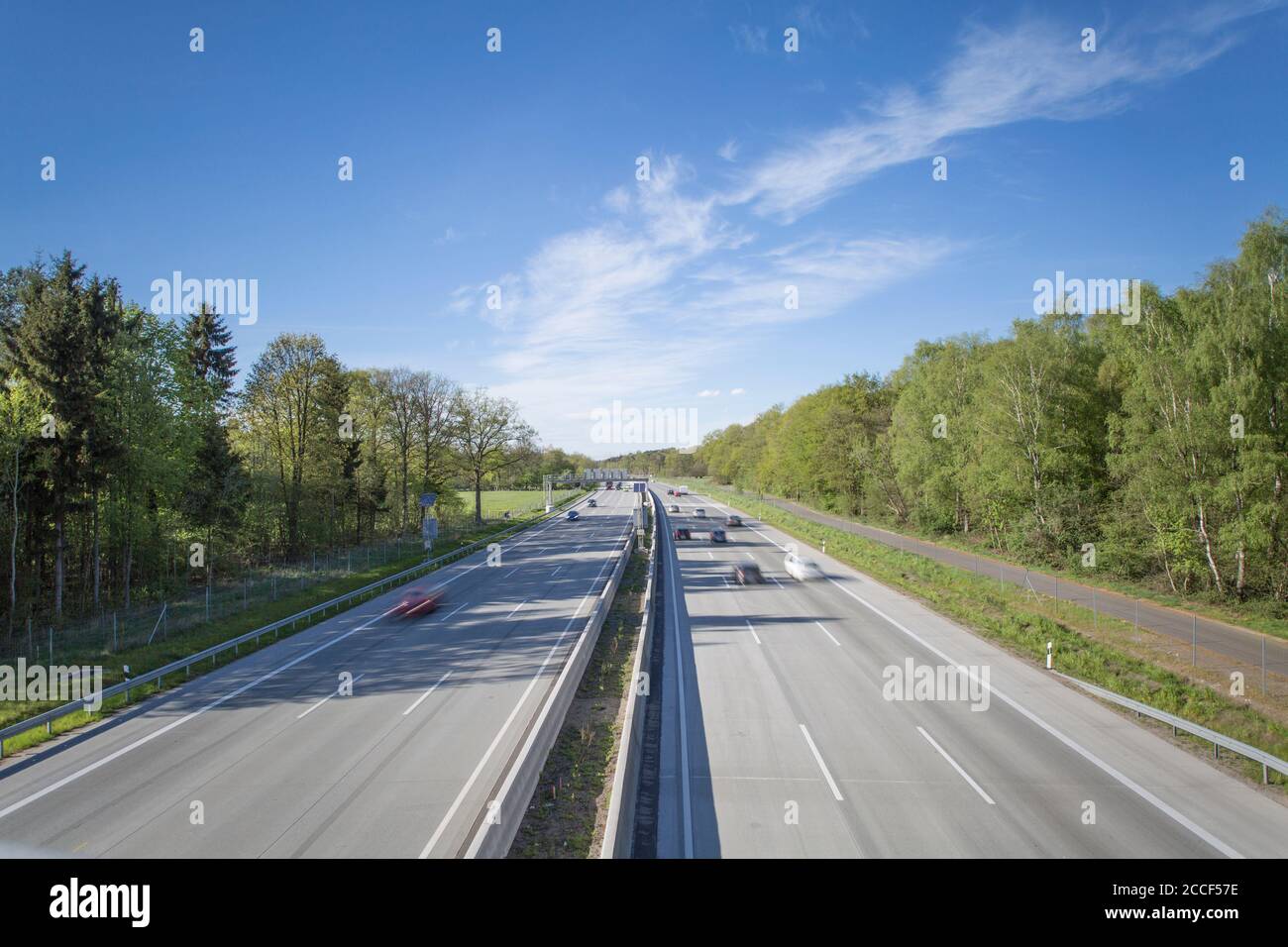 Autobahn A7 mit Fahrzeugen bei schönem Sommerwetter, nahe Hamburg, Deutschland Stockfoto