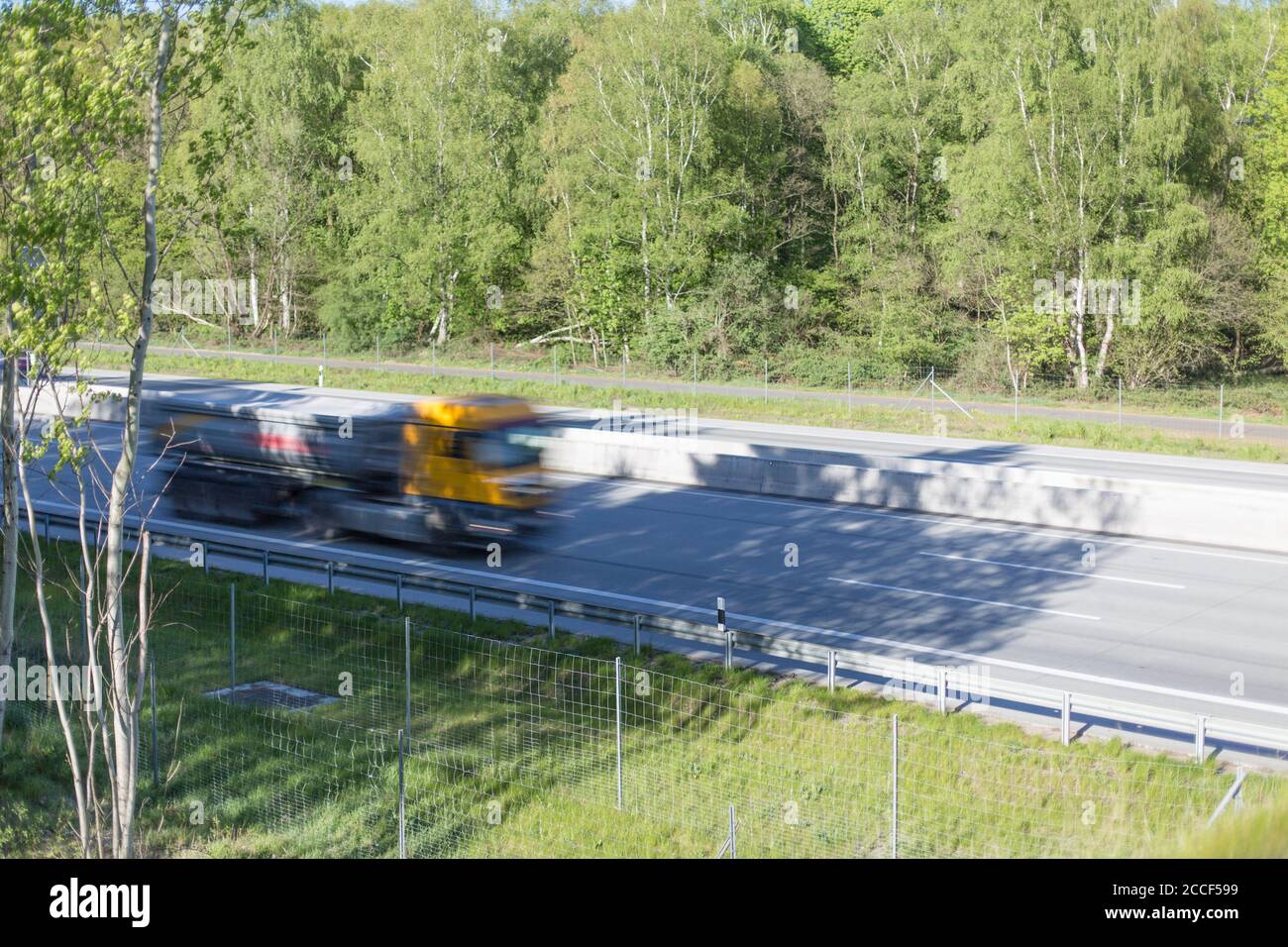 LKW auf der Autobahn, Deutschland Stockfoto