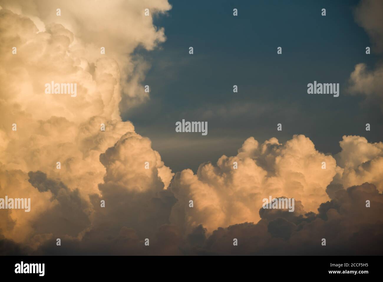 Beruhigende Wolkenlandschaft mit schönem blauen Hintergrund und scharfen geschwollenen Wolken. Stockfoto