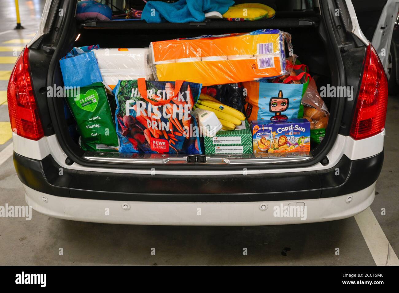 Gemüse im Korb im Kofferraum von SUV Stockfotografie - Alamy