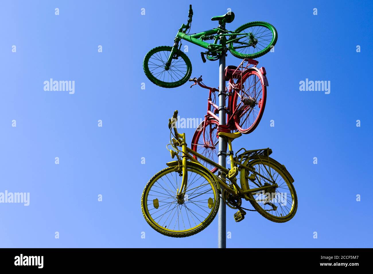 Fahrräder hängen an einem Fahnenmast Stockfoto