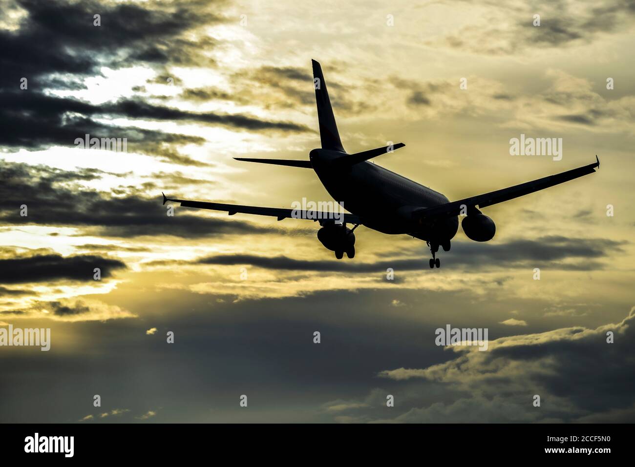 Landeanflug SunExpress, Airbus A320-200, LY-VEQ, Stockfoto