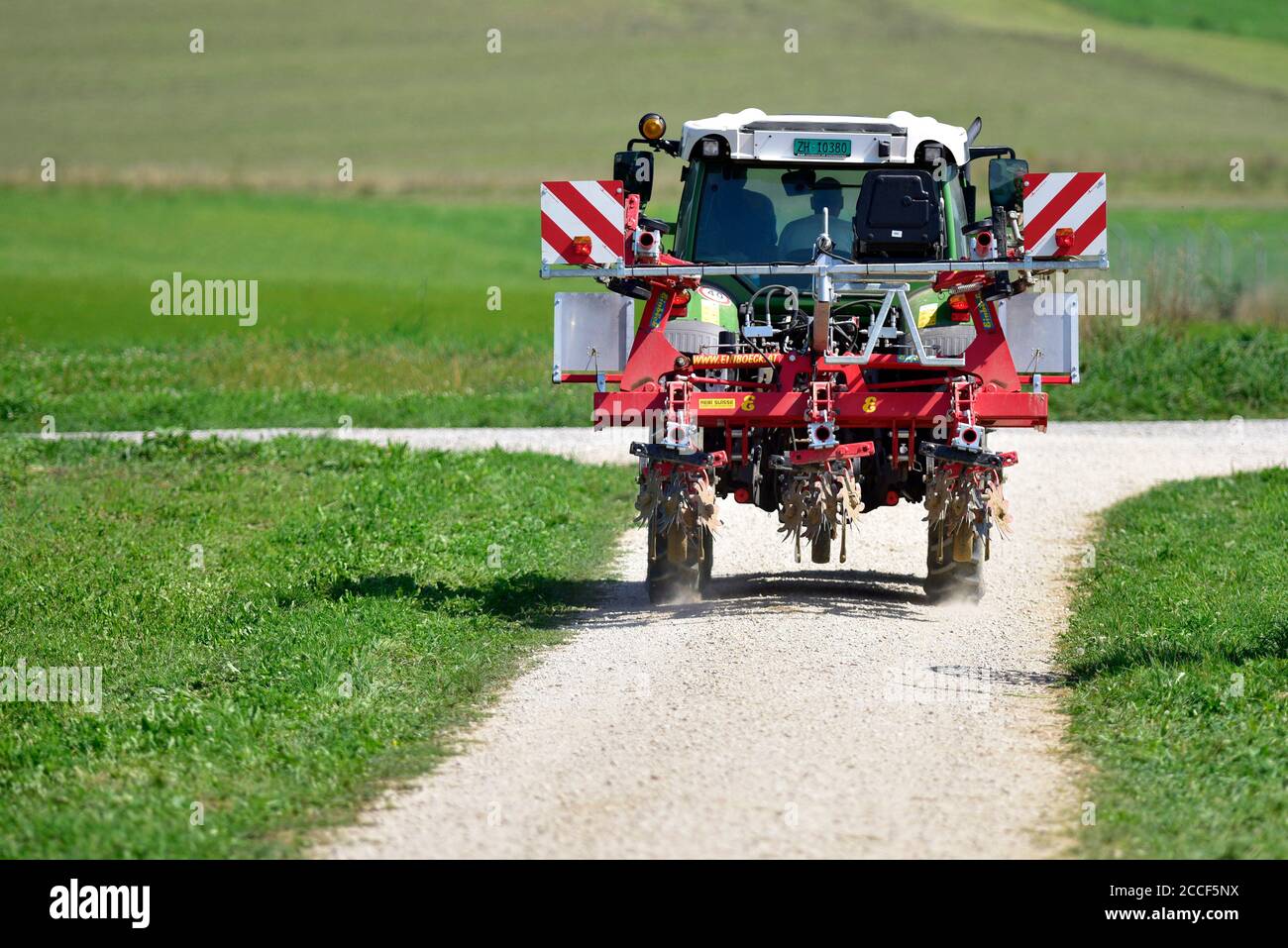 Fendt Vario 211 Traktor mit Pflug auf Naturstrasse, Oberglatt, Zürich,  Schweiz Stockfotografie - Alamy