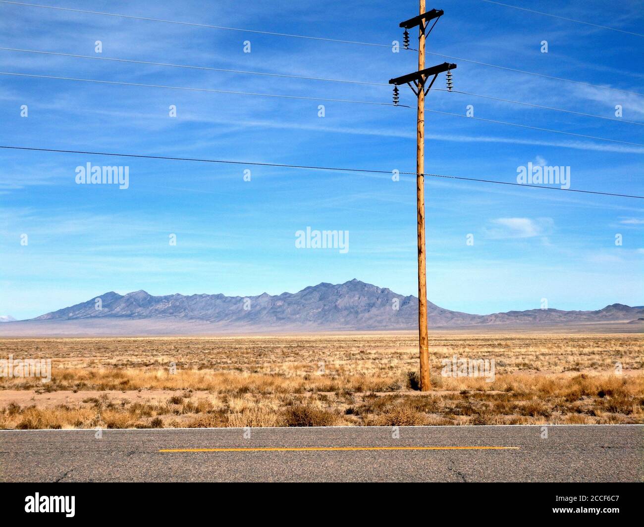 Ein Strommast und Stromleitungen in der Wüste von Nevada USA Stockfoto