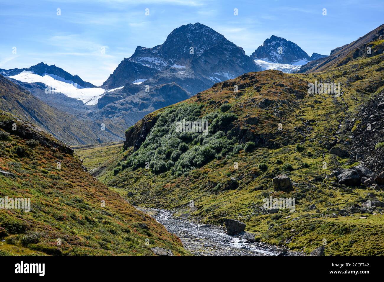 Österreich, Montafon, der Piz Buin mit der Ill im Vordergrund. Stockfoto