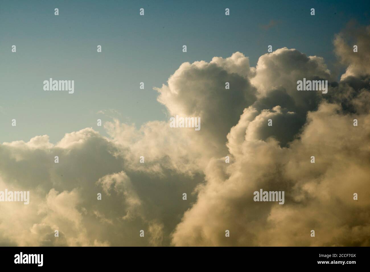 Beruhigende Wolkenlandschaft mit schönem blauen Hintergrund und scharfen geschwollenen Wolken. Stockfoto