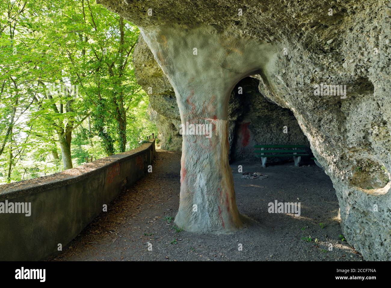 Deutschland, Baden-Württemberg, Heiligenberg, Freundschaftshöhle früher ein Ort zum Leben, Naturhöhle in der sogenannten Nagelfluh. Stockfoto