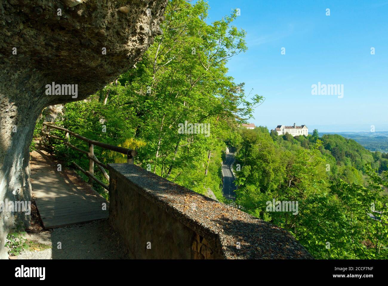 Deutschland, Baden-Württemberg, Heiligenberg, Wanderweg zur Freundschaftshöhle, Blick auf Schloss Heiligenberg, Naturhöhle in der sogenannten Nagelfluh. Stockfoto
