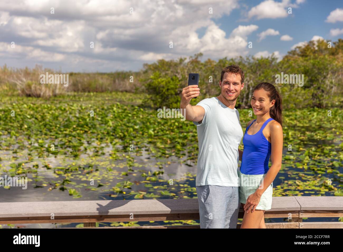 Florida Reise Touristen paar machen Selfie-Foto an Everglades National park Wandern in Feuchtgebieten Anhinga Trail Gehweg Boardwalk Sommer Tourismus Stockfoto