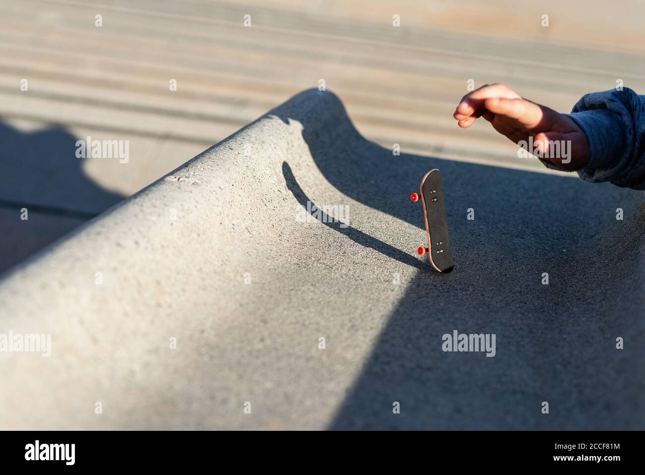 Reiten ein Mini-Skateboard oder Griffbrett auf Outdoor-Rampe Stockfoto