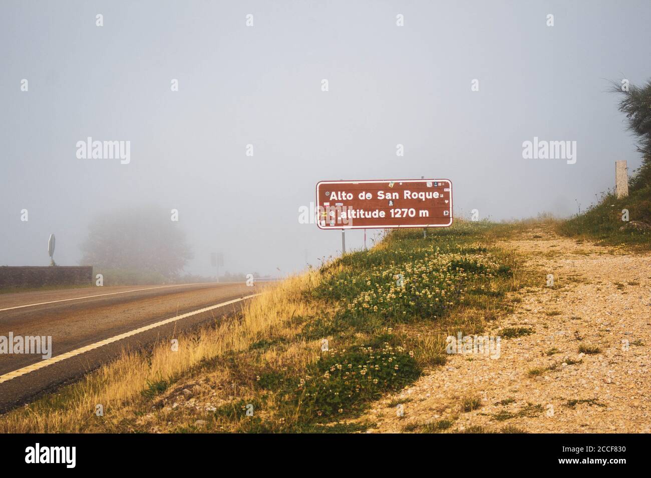 Alto de San Roque Schild, Höhe 1270 m mit Nebel Stockfoto