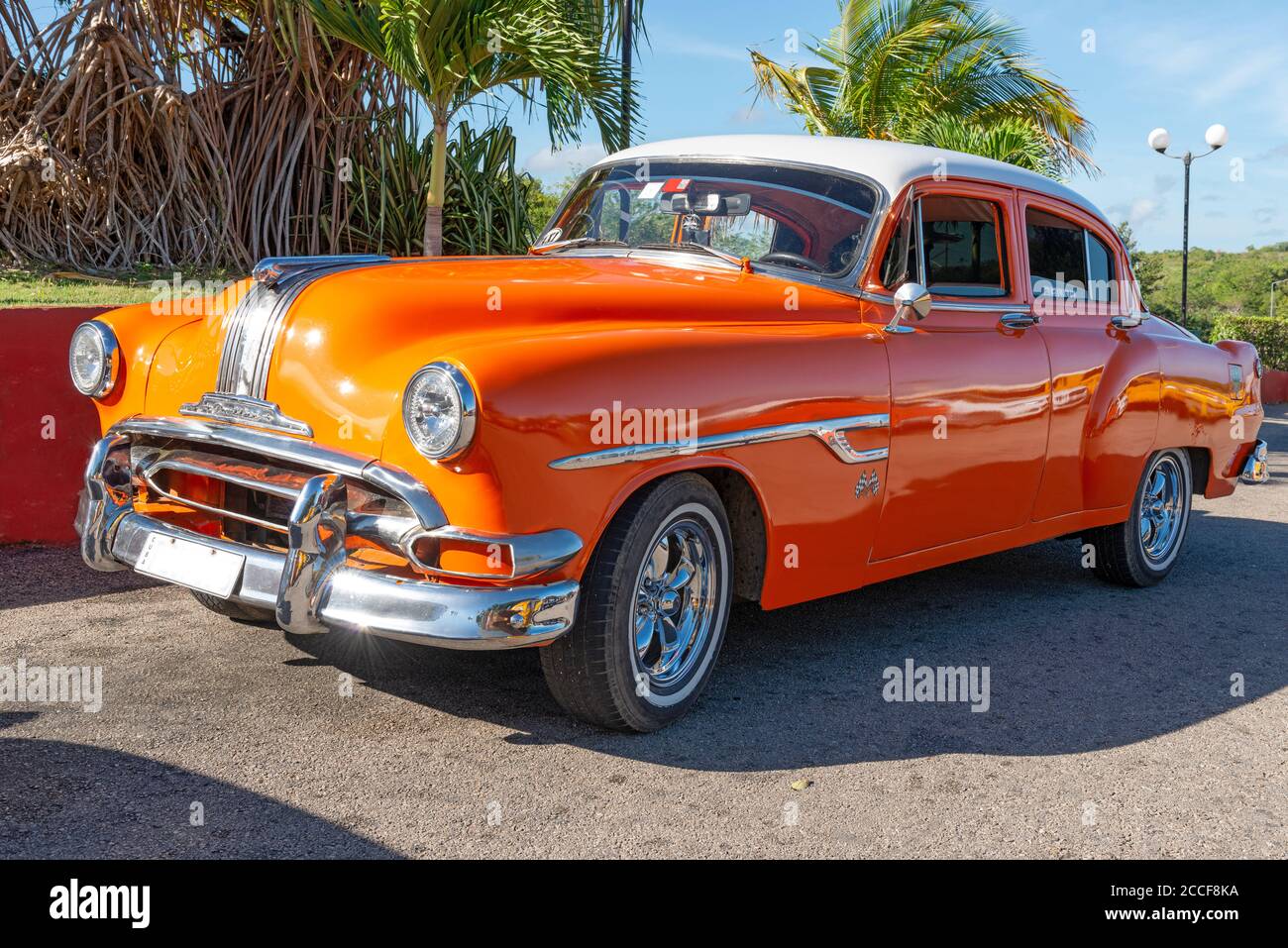 Vintage Pontiac, Kuba Taxi, geparkt, schräge Ansicht, Havanna, Palmenlandschaft Stockfoto