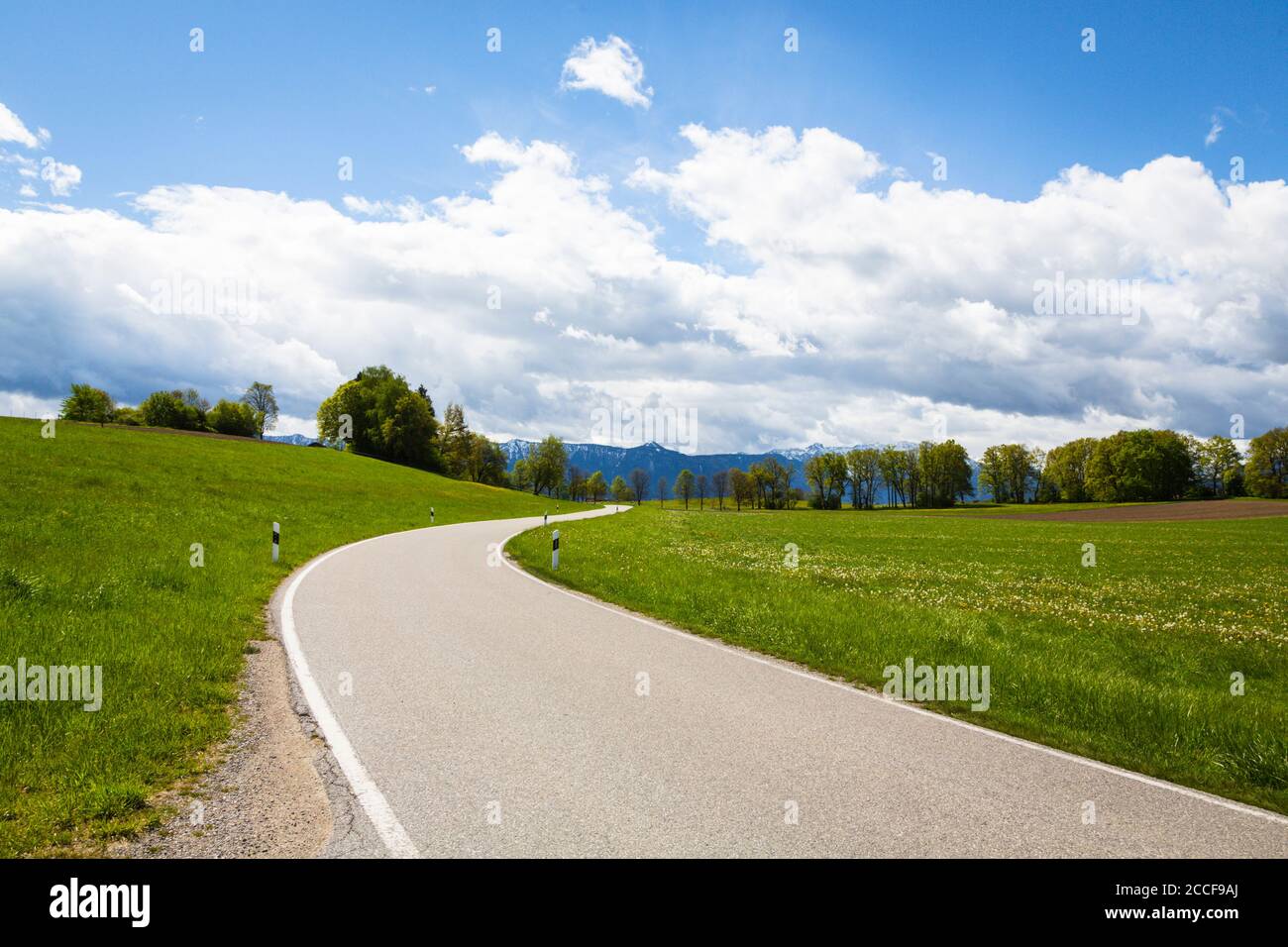 Deutschland, Bayern, Landstraße im Alpenvorland Stockfoto