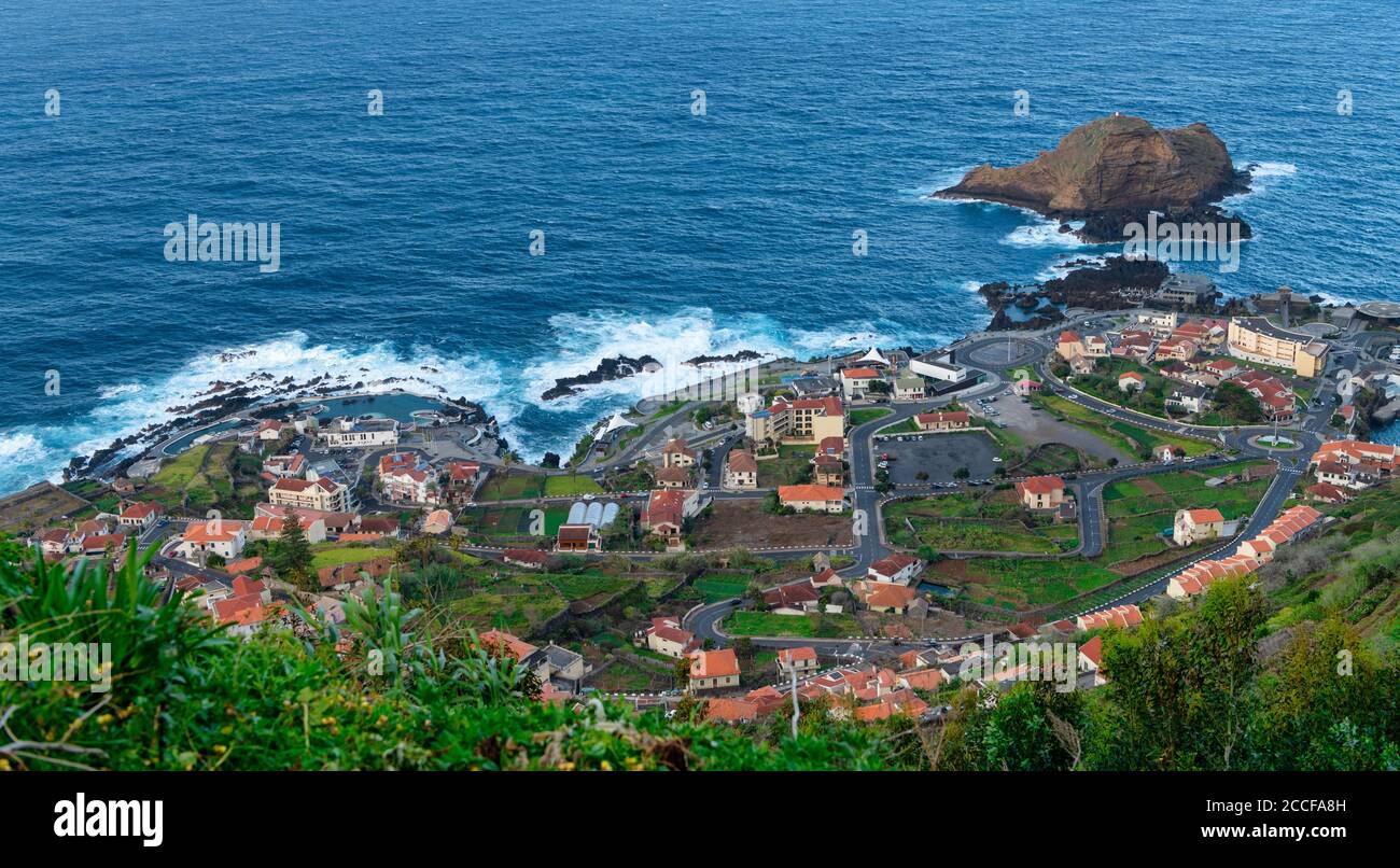 Blick auf Porto Moniz, mit bekannten natürlichen Schwimmbädern, Maderia, Portugal Stockfoto