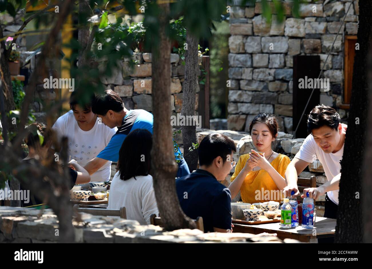 Tianjin, Chinas Tianjin. August 2020. Touristen ruhen in einem Hof einer Gastfamilie in Xijingyu Dorf des Bezirks Jizhou, im Norden Chinas Tianjin, 21. August 2020. In den letzten Jahren hat das Dorf Xijingyu den ländlichen Tourismus, der durch Gastfamilien, Bauernhöfe und Folk-Lifestyle-Fotografie gekennzeichnet ist, stark gefördert. Im Jahr 2019 trug der Tourismus im Dorf Xijingyu über 8 Millionen Yuan (etwa 1.2 Millionen US-Dollar) bei, und das verfügbare Einkommen der Dorfbewohner erreichte 23,000 Yuan pro Kopf. Kredit: Li Ran/Xinhua/Alamy Live Nachrichten Stockfoto