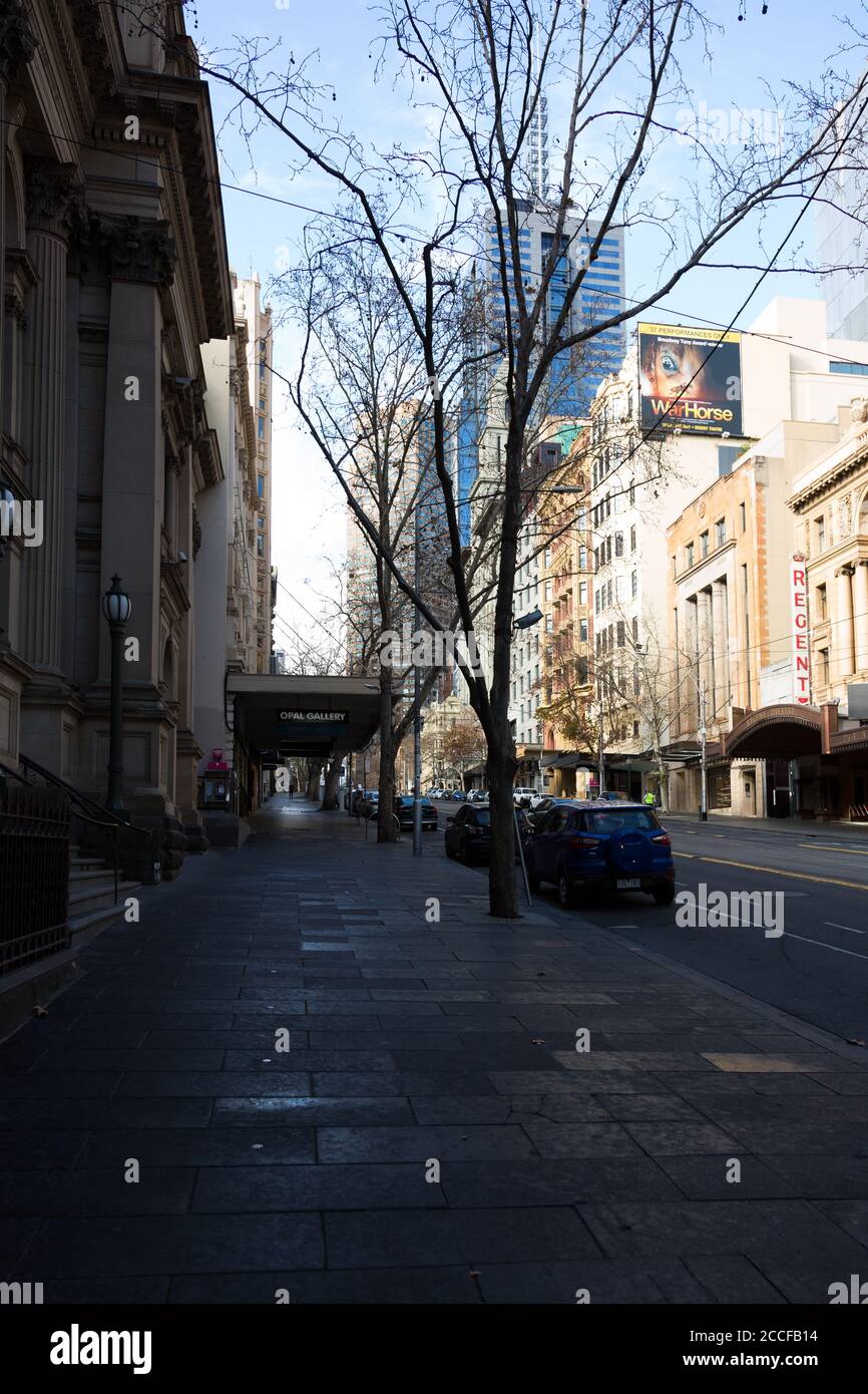 Ein unheimlicher Blick auf eine leere Collins Street während der COVID-19 in Melbourne, Australien. Hotelquarantäne in Verbindung mit 99 % der COVID-19-Fälle in Victoria, Anfrage Stockfoto