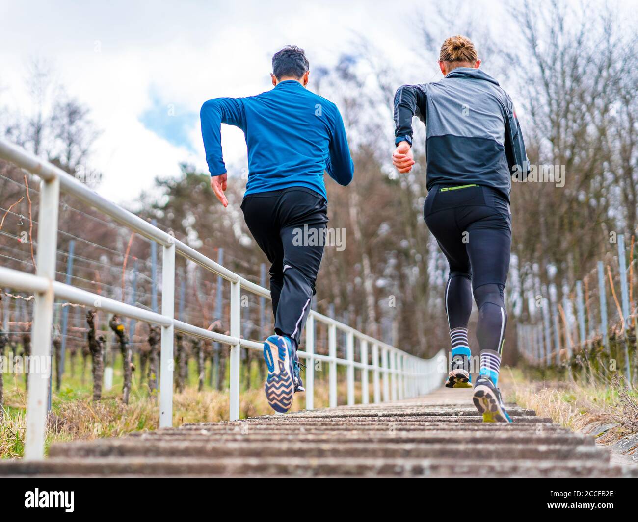 2 Männer, 21 Jahre, 30 Jahre, Joggen auf dem Kappelberg, Remstal, Baden-Württemberg, Deutschland Stockfoto