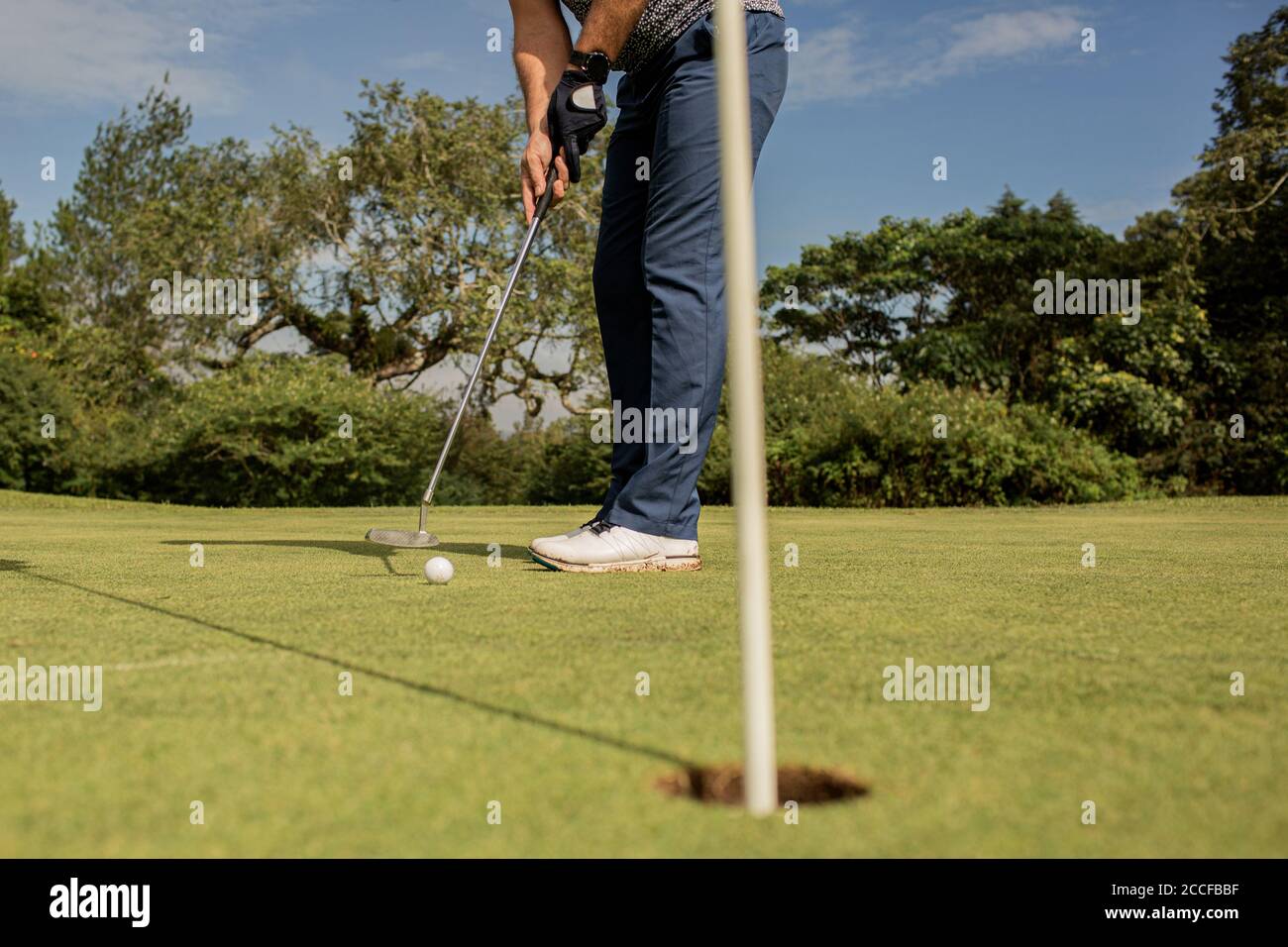 Eine Person, die einen Golfclub hält. Hochwertige Fotos Stockfoto