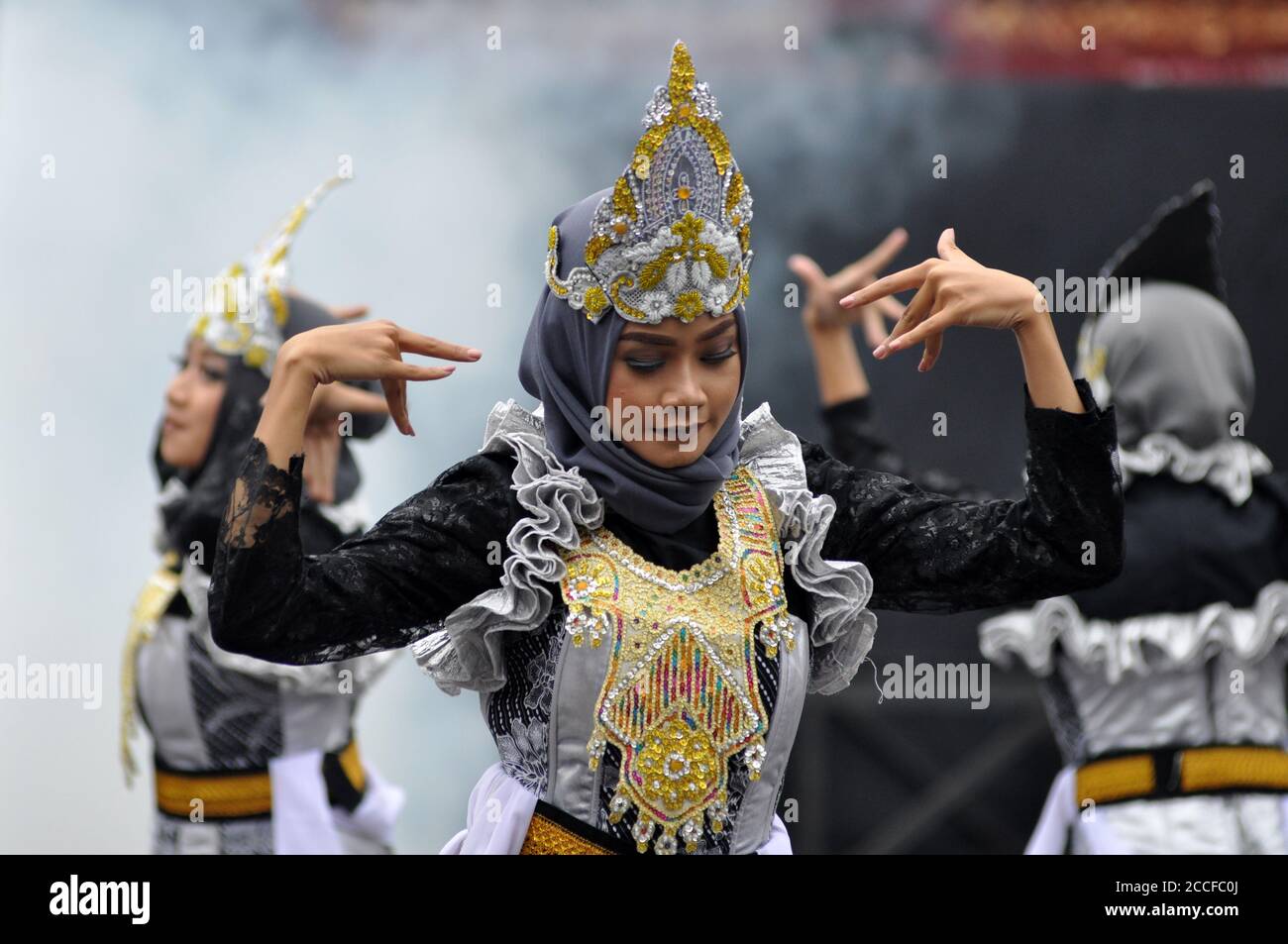 Ciamis, West Java - 25. Juni 2019: Teenager Mädchen aus West Java machen den sundanesischen traditionellen Tanz in Sundanese Culture Festival, Ciamis - Indonesien Stockfoto