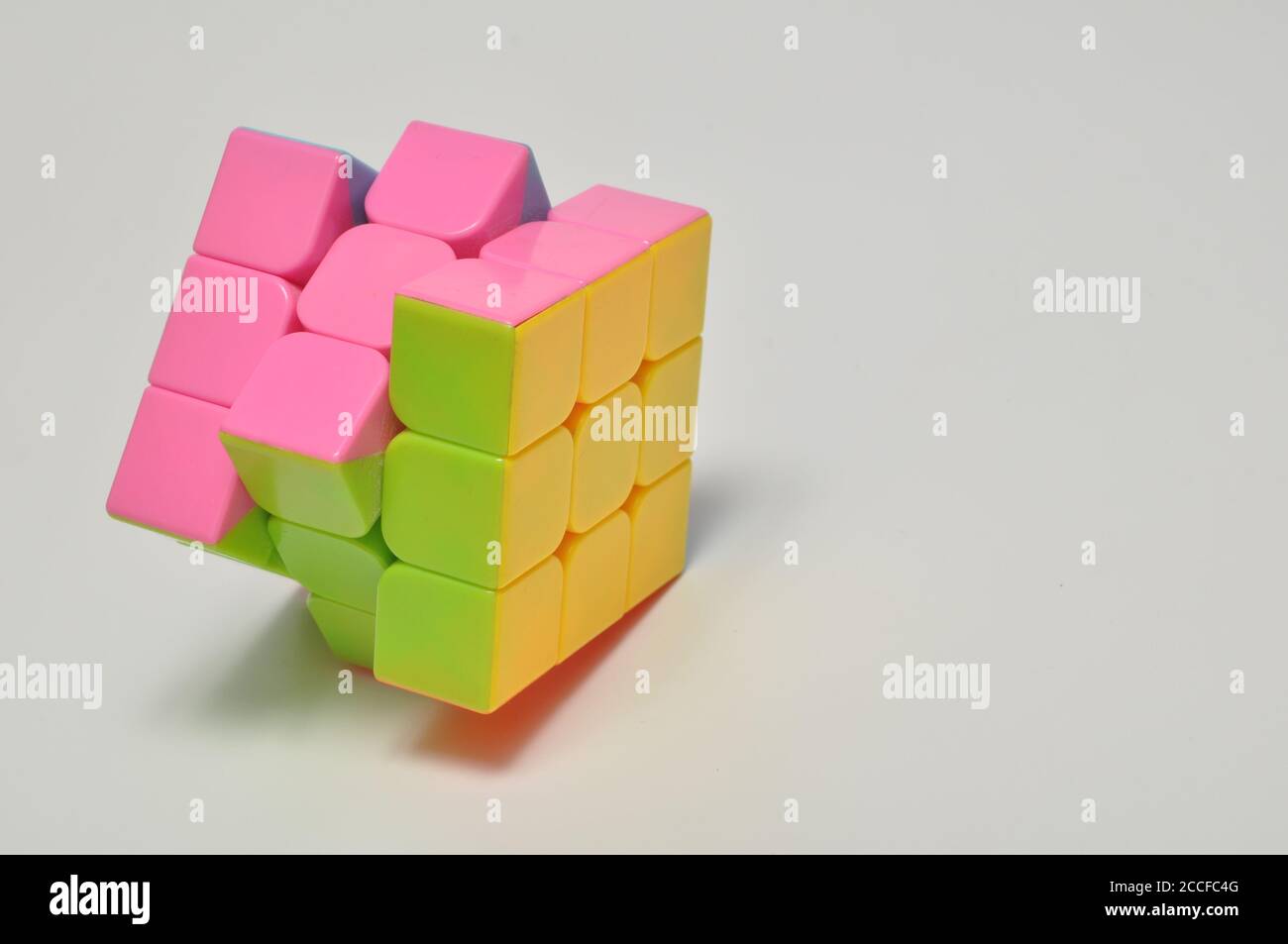 Jakarta, Indonesien - 16. Februar 2019: Rubik's Cube auf weißem Hintergrund. Rubik's Cube erfunden von einem ungarischen Architekten Erno Rubik im Jahr 1974. Stockfoto