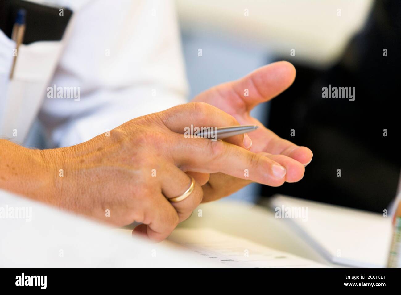 Handgesten am Arbeitsplatz Stockfoto