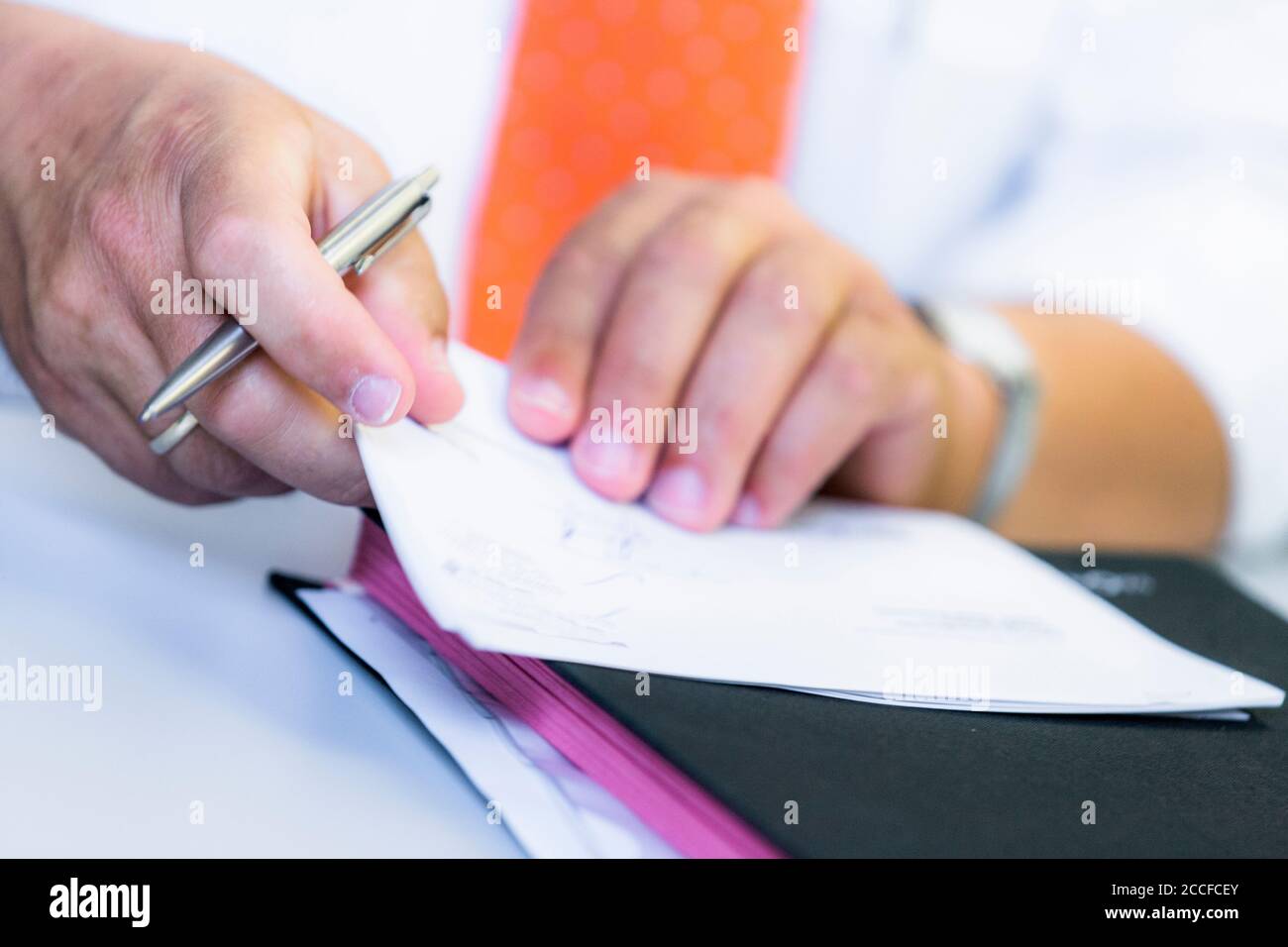 Handgesten am Arbeitsplatz Stockfoto