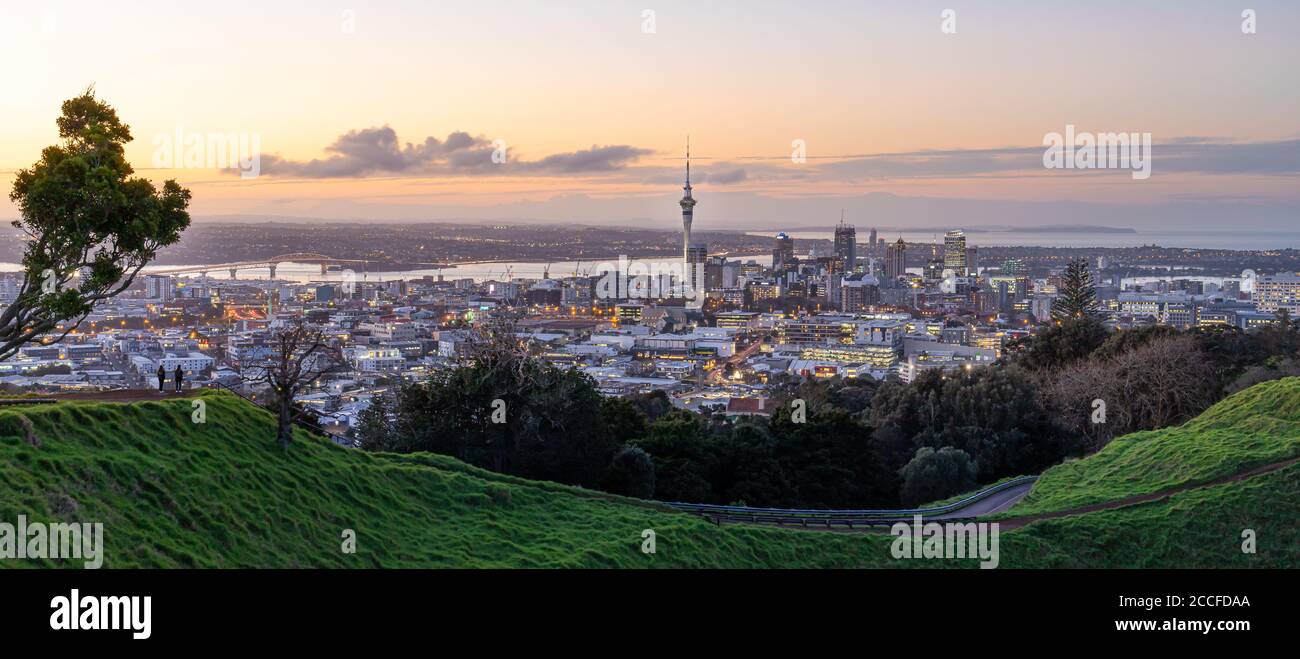 Skyline von Auckland mit Auckland Sky Tower vom Mt. Eden bei Sonnenuntergang Neuseeland Stockfoto