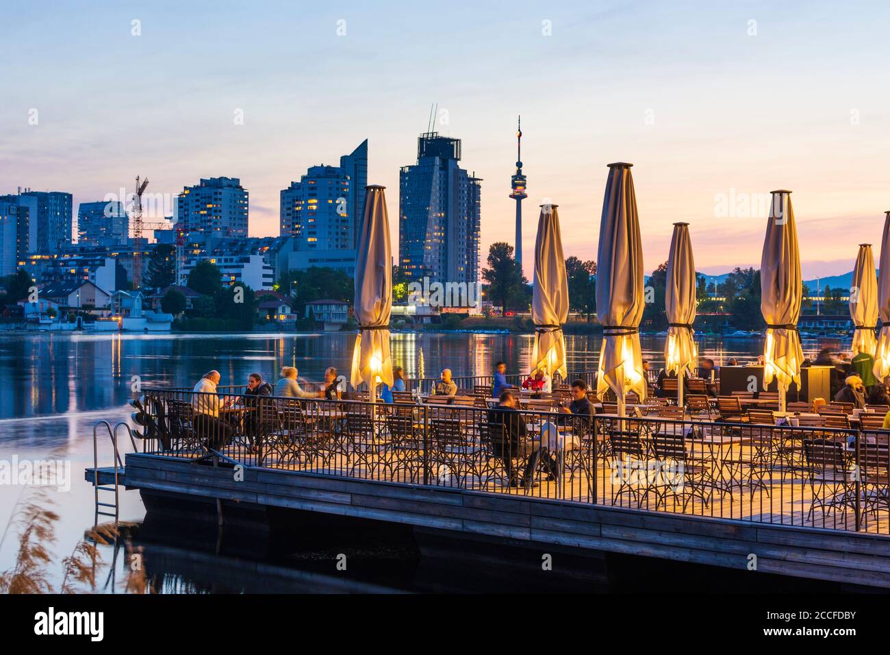 Wien, Alte Donau, schwimmendes Restaurant 'Strandcafe' nun nach Schließung der Corona geöffnet, Häuser der Donaucity, DC Tower 1, Donauturm in 2 Stockfoto
