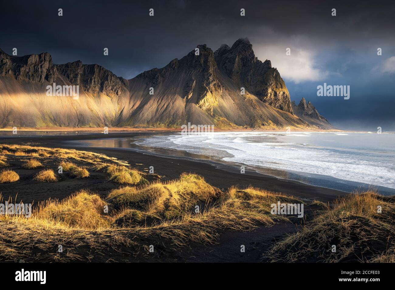 Vestrahorn Berge hinter schwarzem Strand im Morgenlicht, Island. Stockfoto