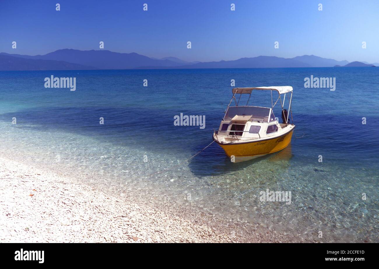 Gelbes Boot vor Anker zwischen dichten Köderfischschule, Russell Island, Frankland Islands National Park, Great Barrier Reef, Queensland, Australien. Keine PR Stockfoto